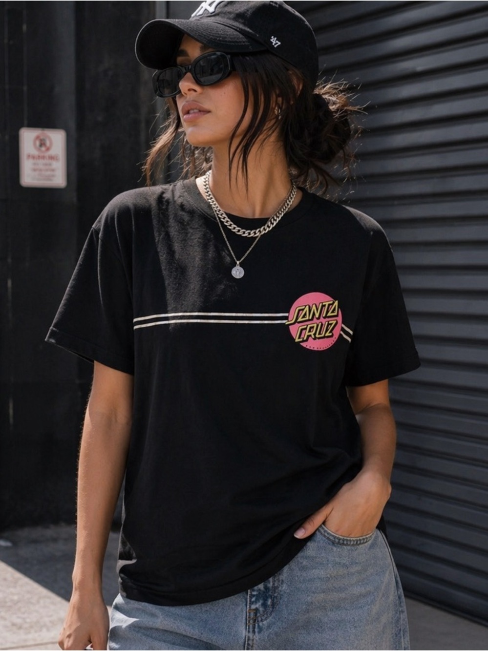 Santa Cruz Black Graphic T-Shirt Medium Skate Y2K Streetwear Logo Tee